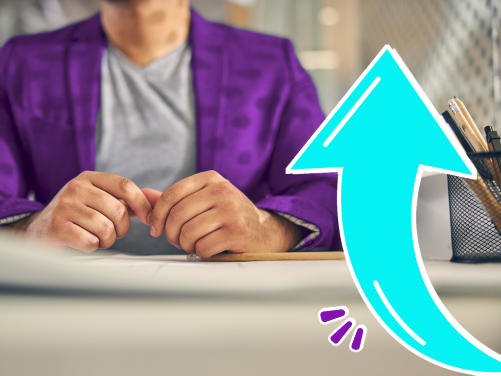 Manos de un emprendedor sobre el escritorio antes de su evaluación